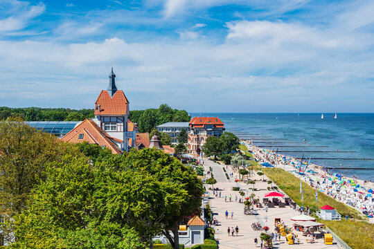 Blick auf die Stadt K&uuml;hlungsborn mit Strand und Ostsee