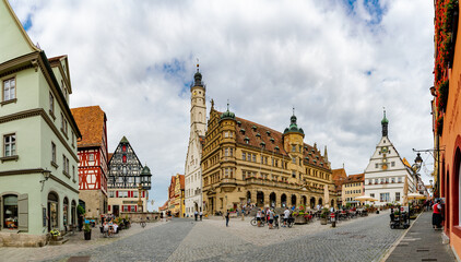 Obraz premium tourists enjoy a visit to the historic Bavarian town of Rothenburg ob der Tauber