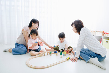 おもちゃで遊ぶ幼児