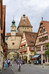 Fototapeta premium widok na jedną z wielu wież strażniczych bram miejskich w średniowiecznym bawarskim mieście Rothenburg ob der Tauber