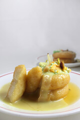 Rajbhog is atraditional Bengali sweet dish made with paneer or chena and served with rabdi and dry fruits.