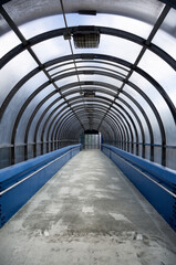 Pedestrian aboveground tunnel of arc-shaped vertical orientation
