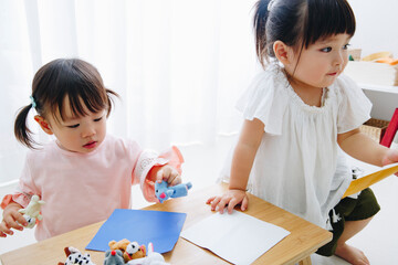 折り紙をする女の子