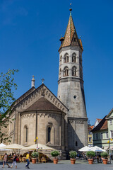 Fototapeta na wymiar the Johanniskirche in Schwaebisch Gmuend with restaurants at market square
