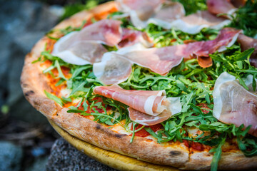 pizza z szynką parmeńską