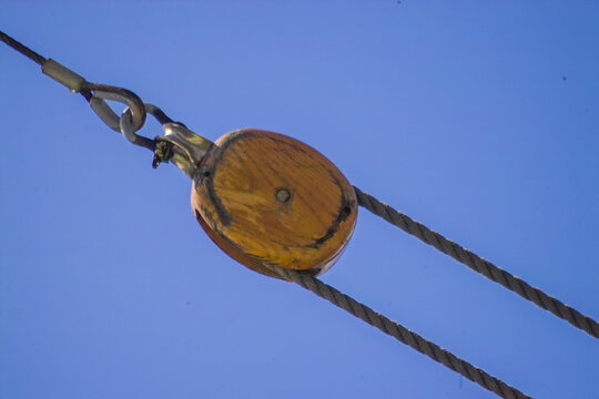 Seilzugrollen an einem alten Schiff