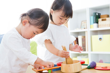 おもちゃで遊ぶ幼児