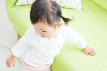 部屋で遊ぶ幼児