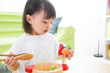 おもちゃで遊ぶ幼児