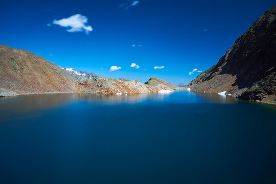 Bergsee in den Bergen mit blauem klaren erfrischendem Wasser aus Gletscher in Tirol