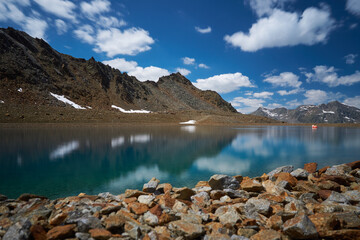 Bergsee in den Bergen mit blauem klaren erfrischendem Wasser aus Gletscher in Tirol