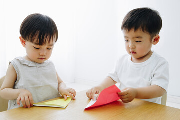 折り紙をする男の子