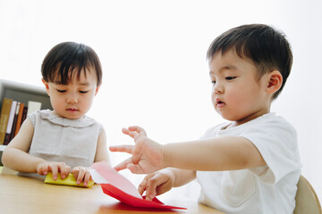 折り紙をする男の子