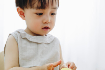 折り紙をする幼児