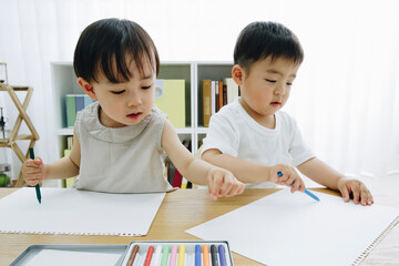 お絵描きをする子供