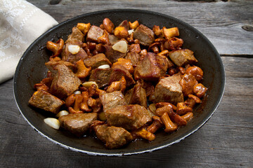 Roasted beef with chanterelles and garlic