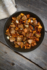 Roasted beef with chanterelles and garlic