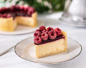 Cheesecake with raspberries.