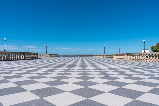 La panoramica Terrazza Mascagni (Mascagni Terrace) a Livorno, Toscana, Italia, con il caratteristico pavimento a scacchiera e una splendida vista sul mar Tirreno.