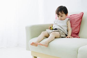 ソファに座る幼児