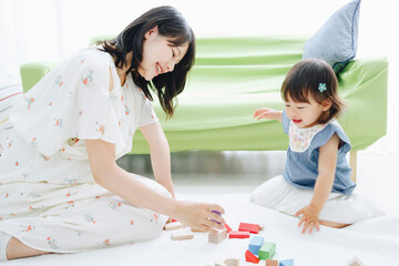 Obraz na płótnie Canvas 積み木で遊ぶ親子