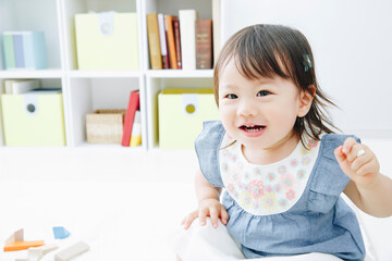 Fototapeta premium 部屋で遊ぶ女の子