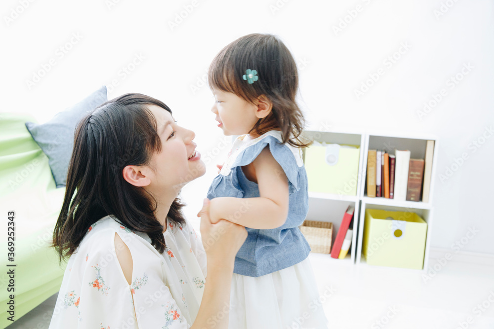 Wall mural 部屋で遊ぶ親子