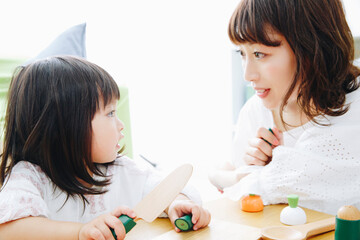 ままごと遊びをする親子