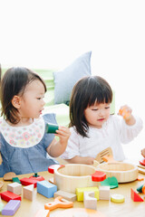 Fototapeta premium ままごと遊びをする女の子