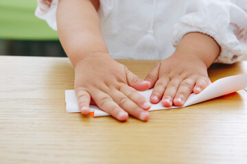 折り紙をする女の子の手元