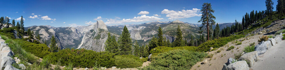 Fototapeta na wymiar Blick auf den Half Dome, Yosemite National Park, Kalifornien, USA