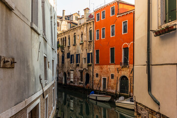 Fototapeta na wymiar View of the water channels, bridges and old palaces in Venice at sunrise during the lockdown