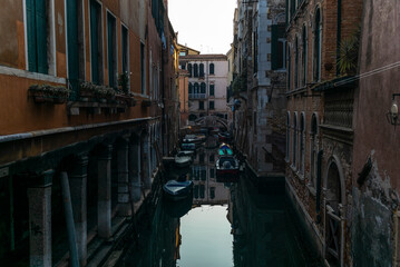 Fototapeta na wymiar View of the water channels, bridges and old palaces in Venice at sunrise during the lockdown