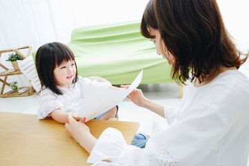 お絵描きする女の子