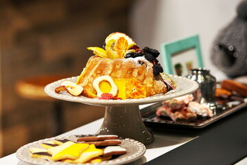 店先で陳列されているきれいなケーキ