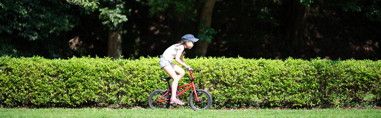 赤い自転車に乗る女の子