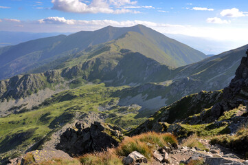 Rozległa panorama Tatr Zachodnich w piękny, letni dzień