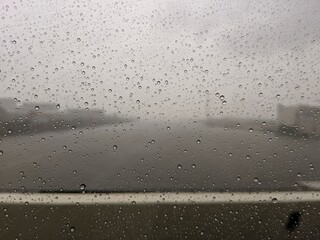 鶴見川を運転中の車窓に付いた雨粒