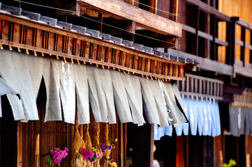 馬籠という宿場町の店の暖簾