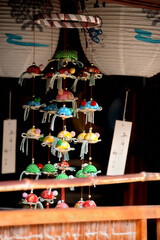 ５月の馬籠で亀の風鈴がそよ風に