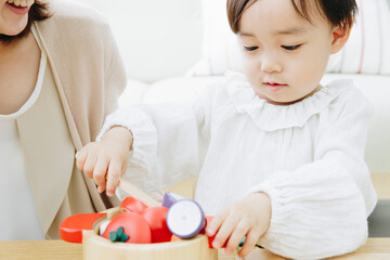 おもちゃで遊ぶ親子