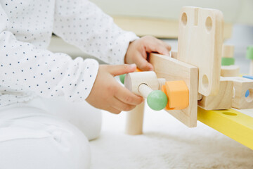 Obraz na płótnie Canvas おもちゃで遊ぶ幼児