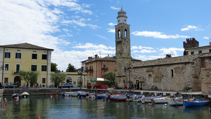 Blick auf den Hafen von Lazise am Gardasee, Italien