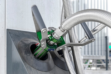 Liquefield natural gas (LNG) filling station nozzle