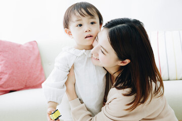 幼児を抱きしめる母親