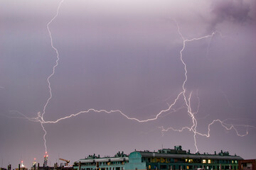 Blitzeinschlag während eines starken Gewitter in Wien, Österreich