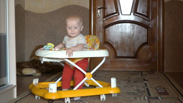 the baby learns to walk in a walker,baby in a walker