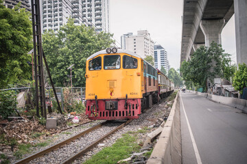 Naklejka premium Train running into Hua Lamphong Station, Bangkok, Thailand