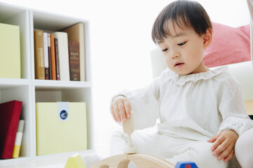 おもちゃで遊ぶ幼児