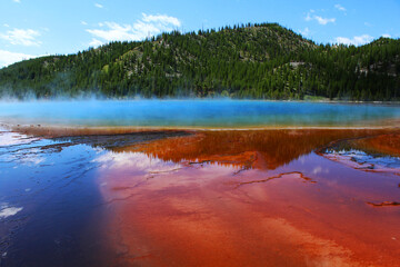le lac d'émeraude dans le parc national du Yellowstone aux Etats-Unis